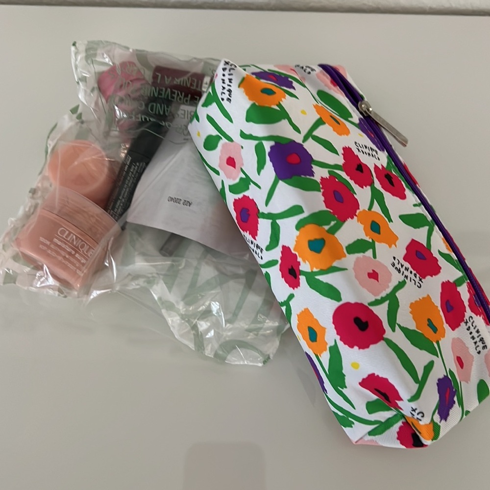 CLINQUE Make up bag with some make up Together - Picture 3 of 12